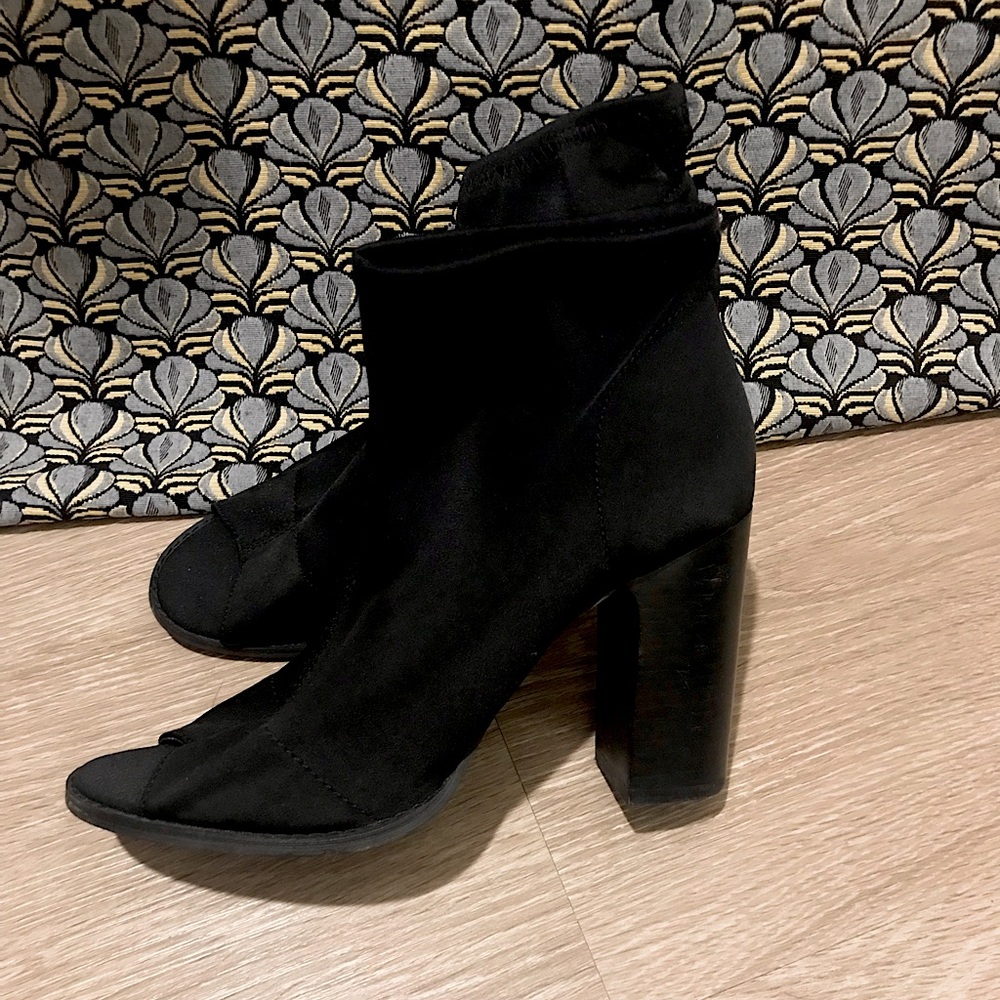 Black peep-toe urban outfitters heels